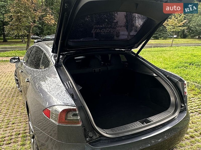Ліфтбек Tesla Model S 2018 в Києві