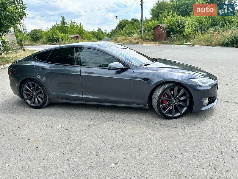 Ліфтбек Tesla Model S 2016 в Городку