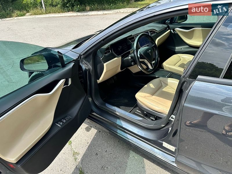 Ліфтбек Tesla Model S 2016 в Городку
