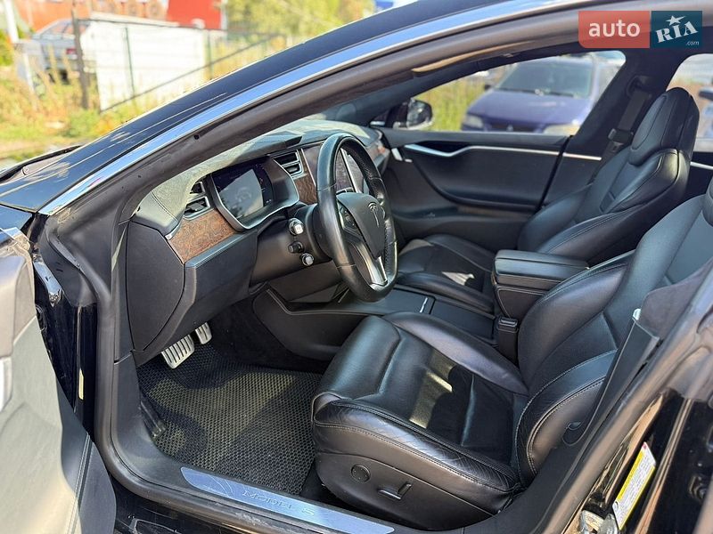 Лифтбек Tesla Model S 2016 в Киеве