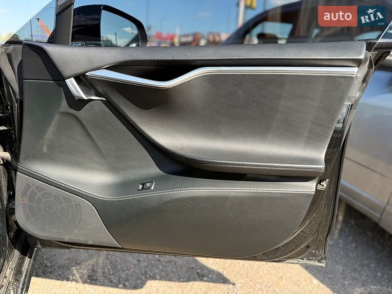 Лифтбек Tesla Model S 2016 в Киеве