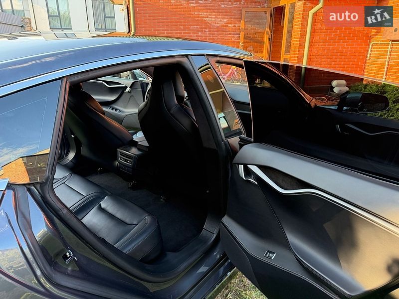 Лифтбек Tesla Model S 2018 в Тернополе