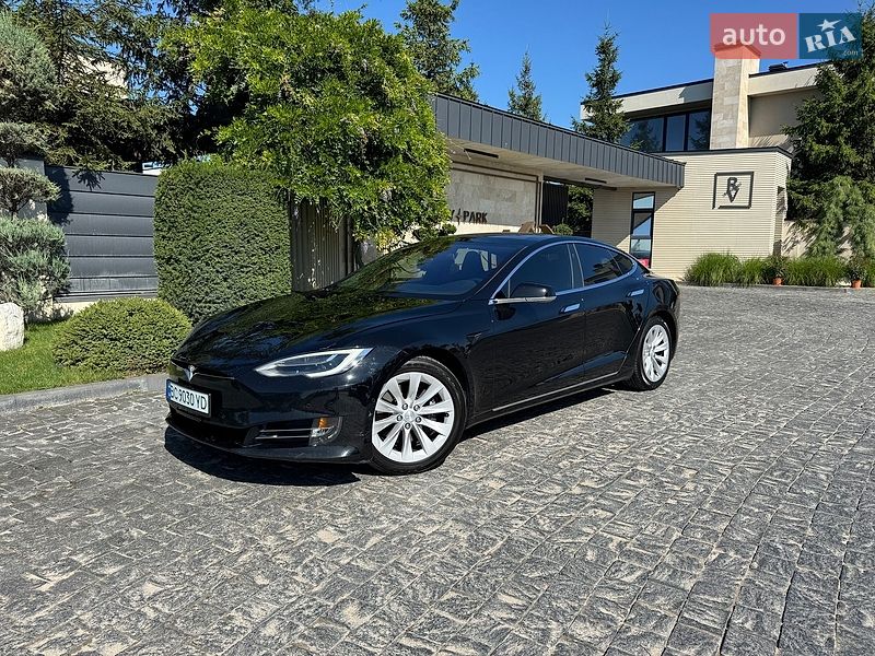 Лифтбек Tesla Model S 2018 в Львове