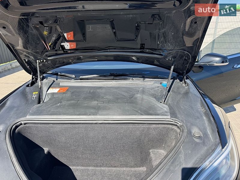 Лифтбек Tesla Model S 2018 в Львове