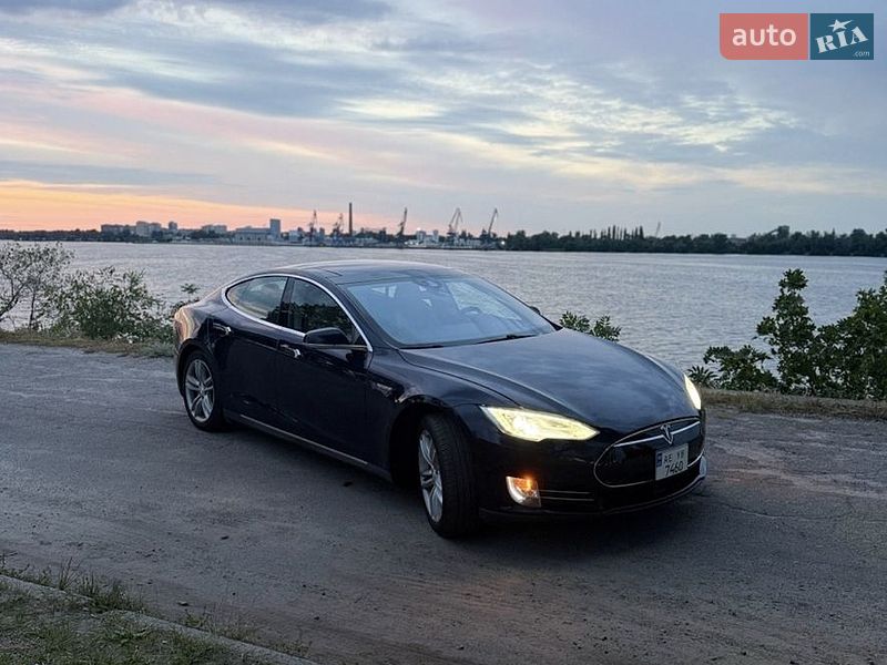 Tesla Model S 2015