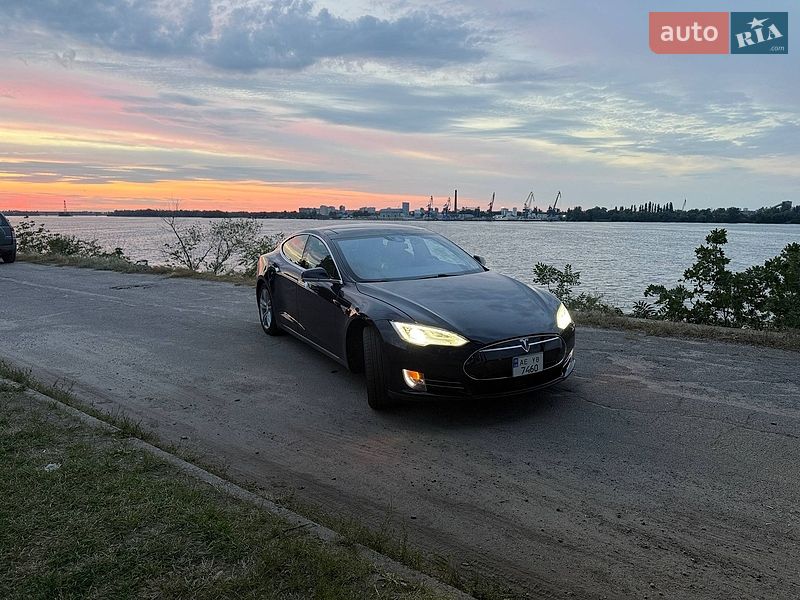Ліфтбек Tesla Model S 2015 в Дніпрі
