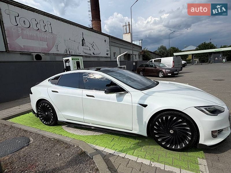 Лифтбек Tesla Model S 2016 в Черновцах