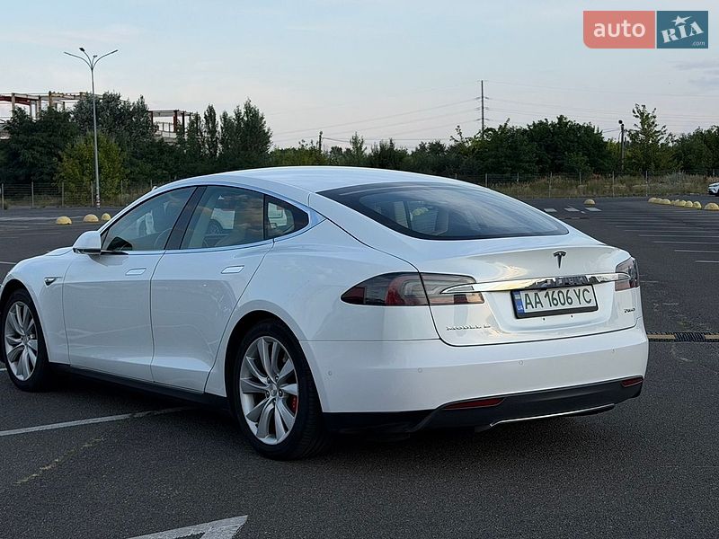 Лифтбек Tesla Model S 2015 в Киеве