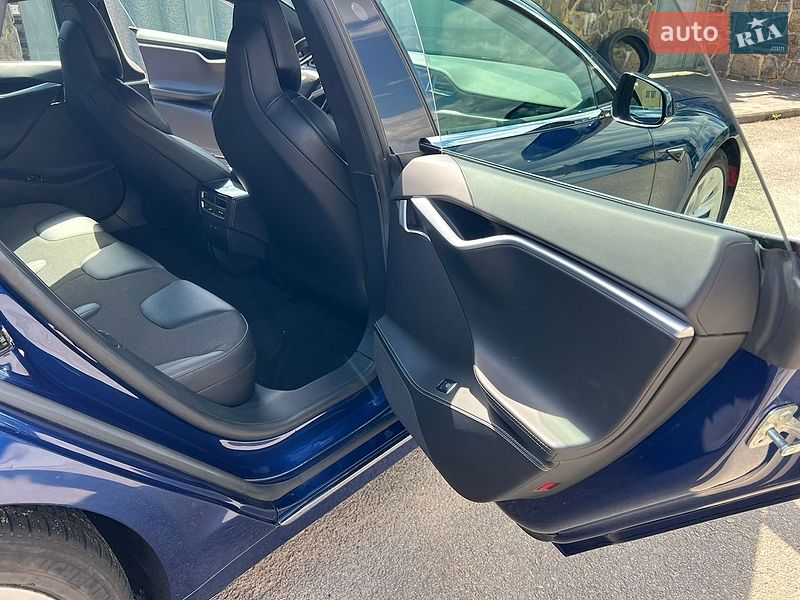 Лифтбек Tesla Model S 2017 в Самборе