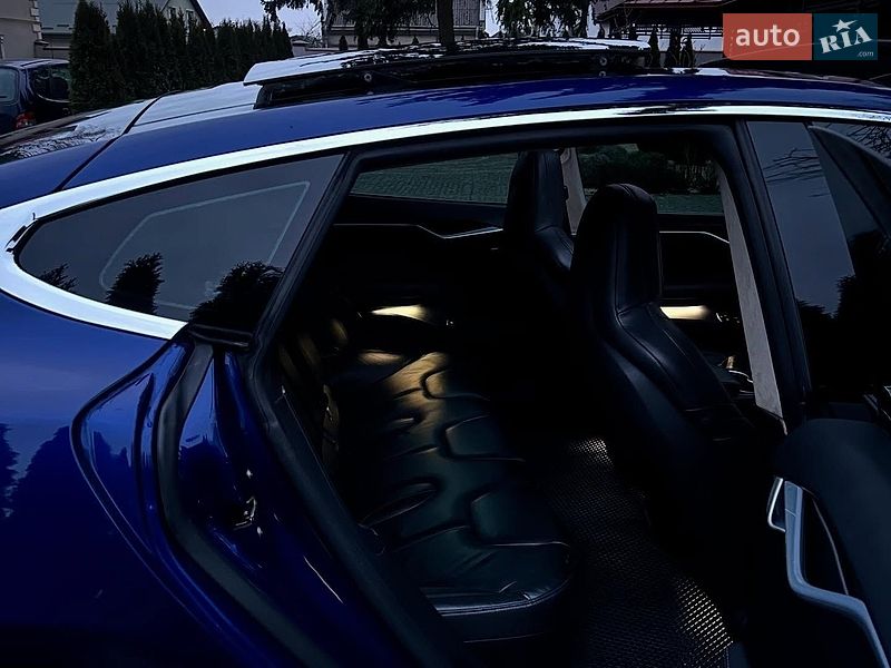 Лифтбек Tesla Model S 2016 в Львове