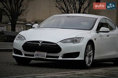 Лифтбек Tesla Model S 2015 в Львове