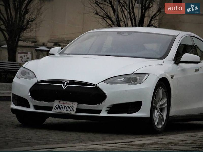 Лифтбек Tesla Model S 2015 в Львове