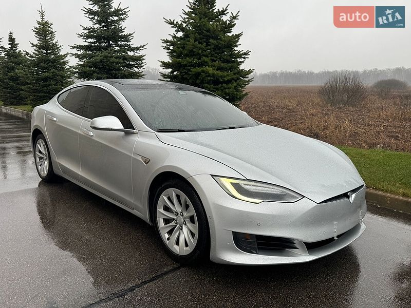 Ліфтбек Tesla Model S 2016 в Києві