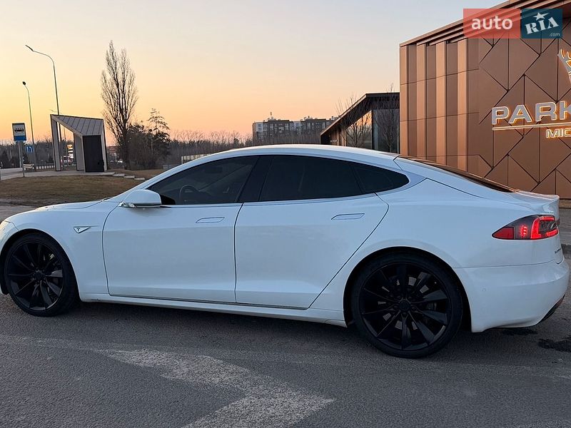 Лифтбек Tesla Model S 2016 в Буче