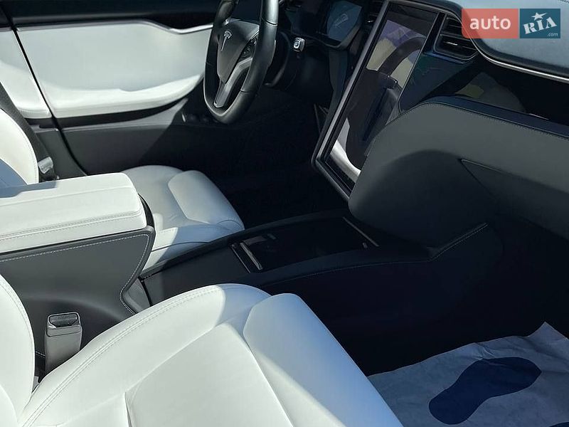 Лифтбек Tesla Model S 2017 в Ирпене