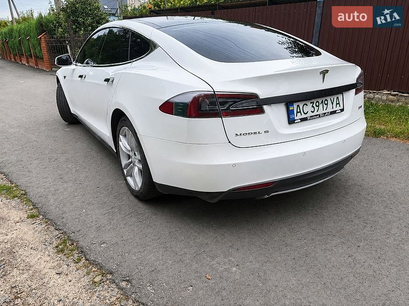 Ліфтбек Tesla Model S 2013 в Володимирі