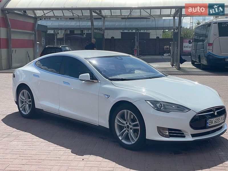 Ліфтбек Tesla Model S 2015 в Рівному