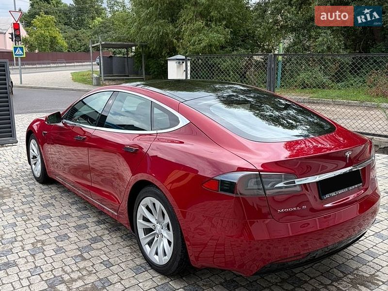 Лифтбек Tesla Model S 2018 в Львове