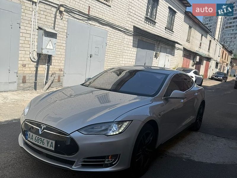 Tesla Model S, фото з оголошення