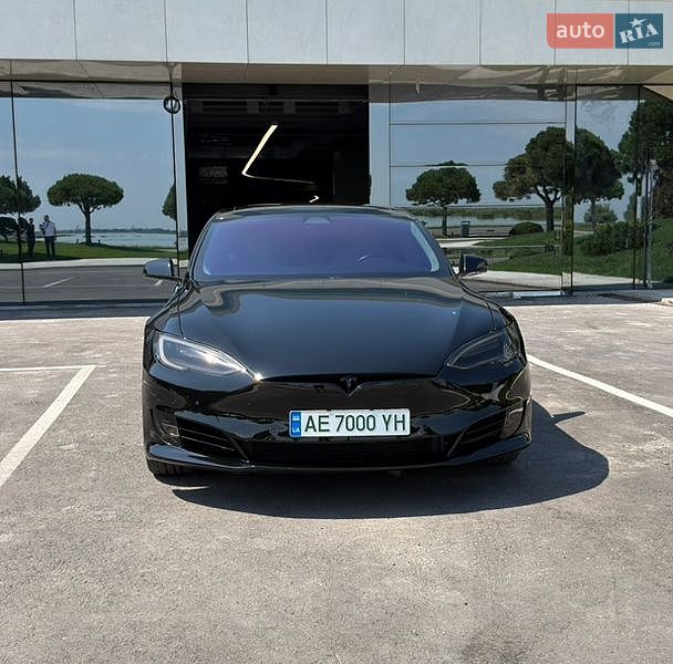 Ліфтбек Tesla Model S 2018 в Дніпрі