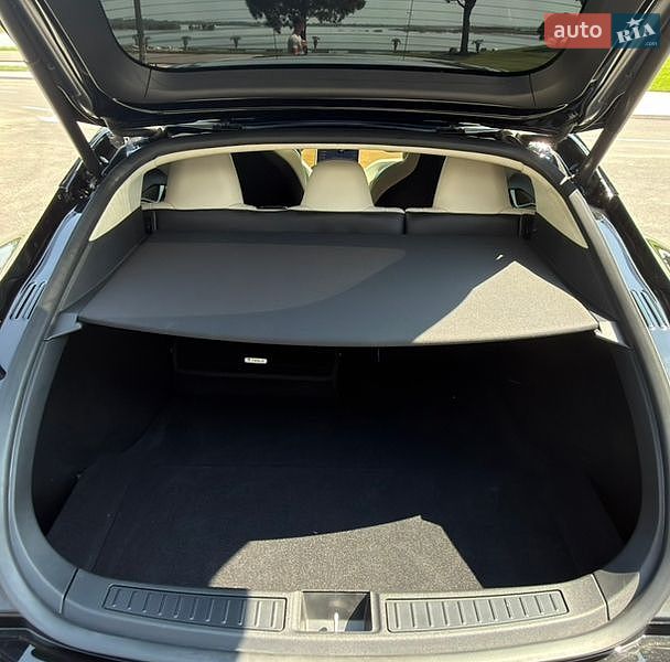 Ліфтбек Tesla Model S 2018 в Дніпрі