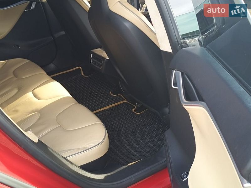 Ліфтбек Tesla Model S 2013 в Львові