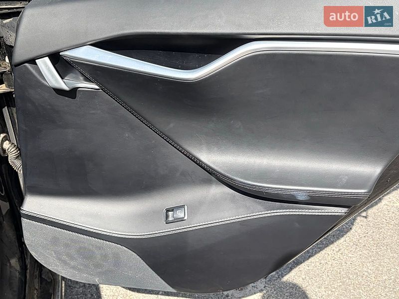 Ліфтбек Tesla Model S 2016 в Києві