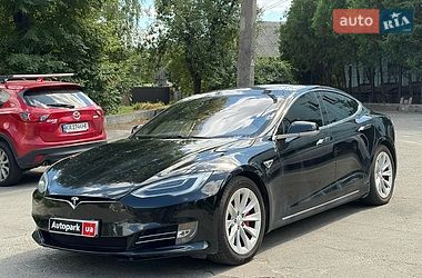 Лифтбек Tesla Model S 2016 в Киеве