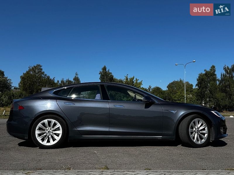 Лифтбек Tesla Model S 2016 в Львове