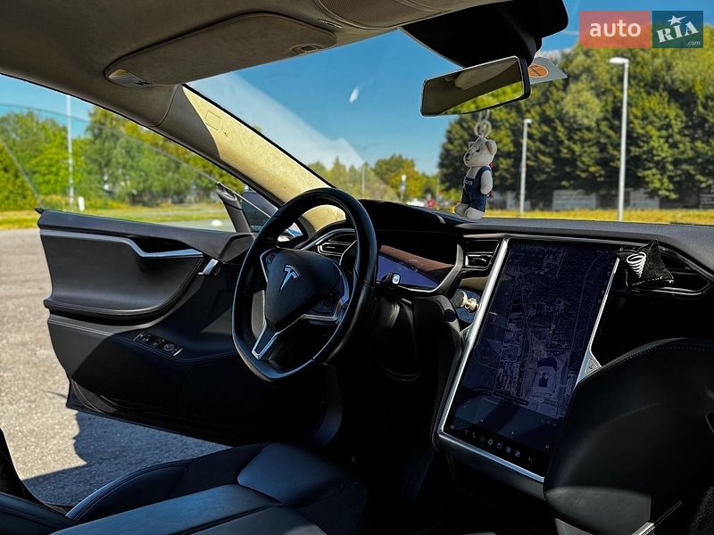 Лифтбек Tesla Model S 2016 в Львове