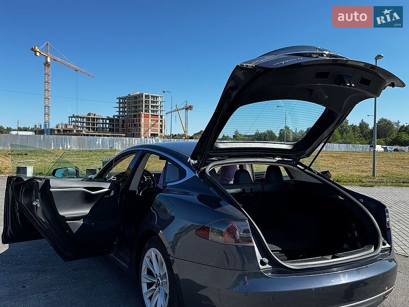 Лифтбек Tesla Model S 2016 в Львове