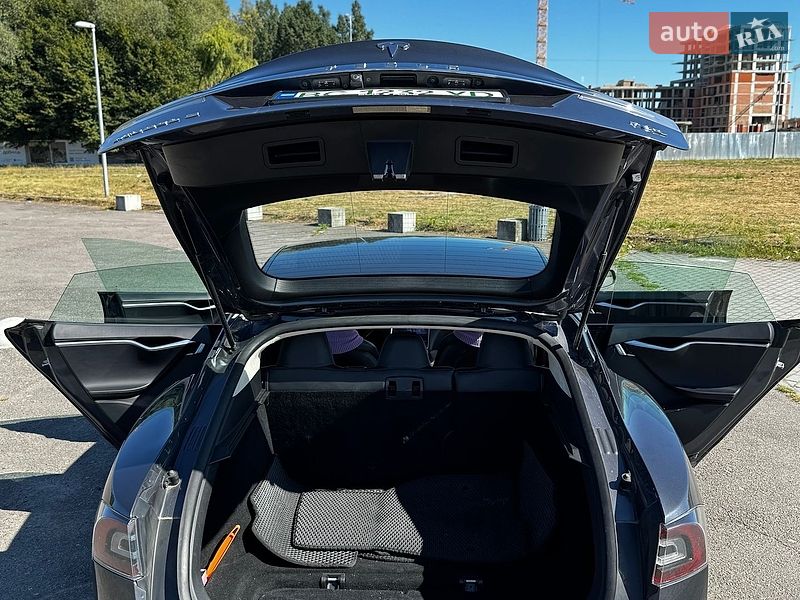 Лифтбек Tesla Model S 2016 в Львове