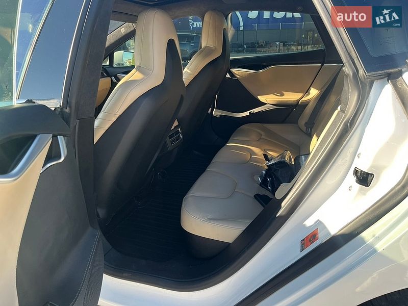 Лифтбек Tesla Model S 2015 в Киеве