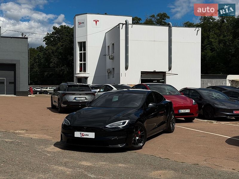 Tesla Model S, photos from the listing
