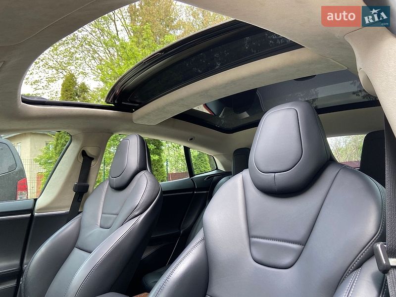 Лифтбек Tesla Model S 2017 в Черновцах