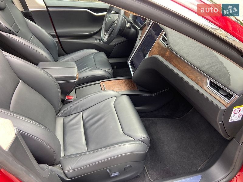 Лифтбек Tesla Model S 2017 в Черновцах