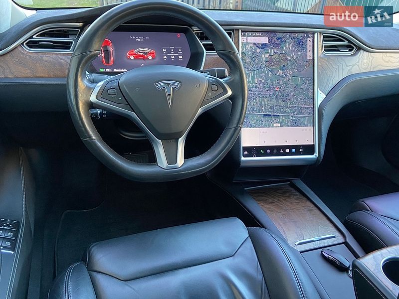 Лифтбек Tesla Model S 2017 в Черновцах