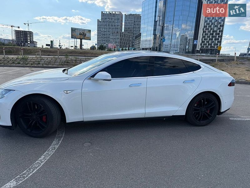 Ліфтбек Tesla Model S 2015 в Києві