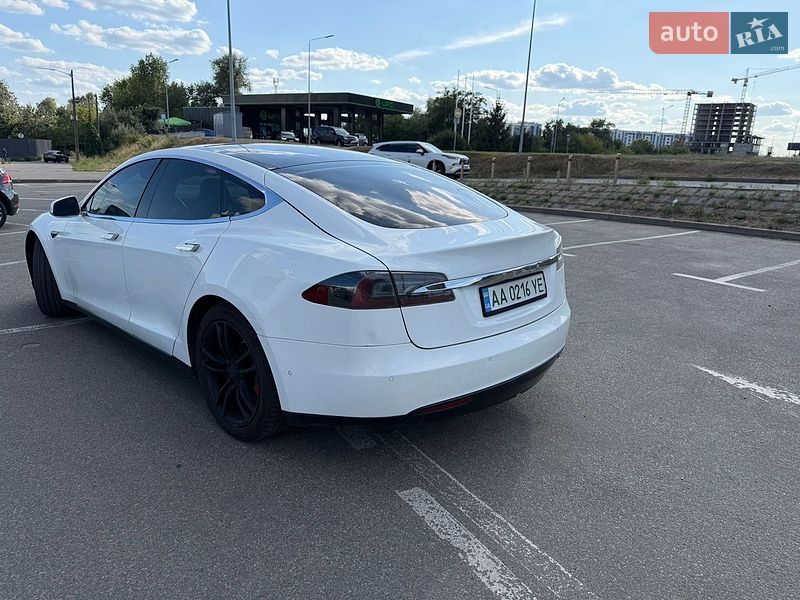 Ліфтбек Tesla Model S 2015 в Києві