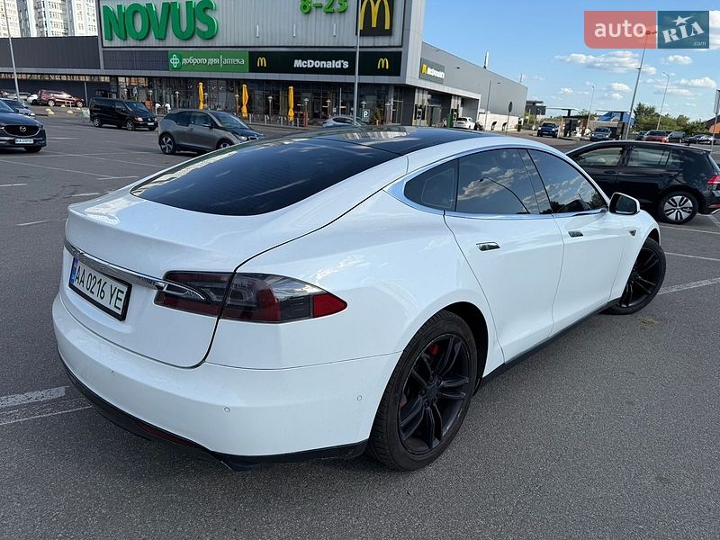 Ліфтбек Tesla Model S 2015 в Києві