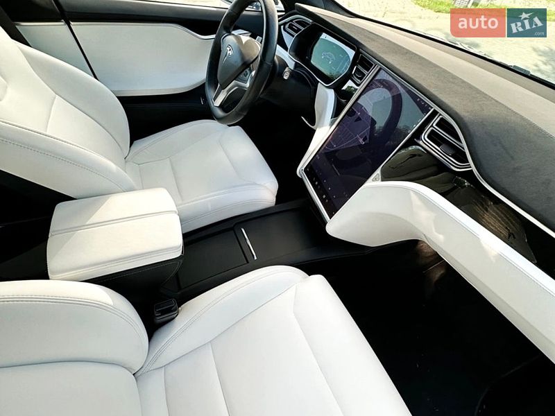 Лифтбек Tesla Model S 2017 в Ивано-Франковске