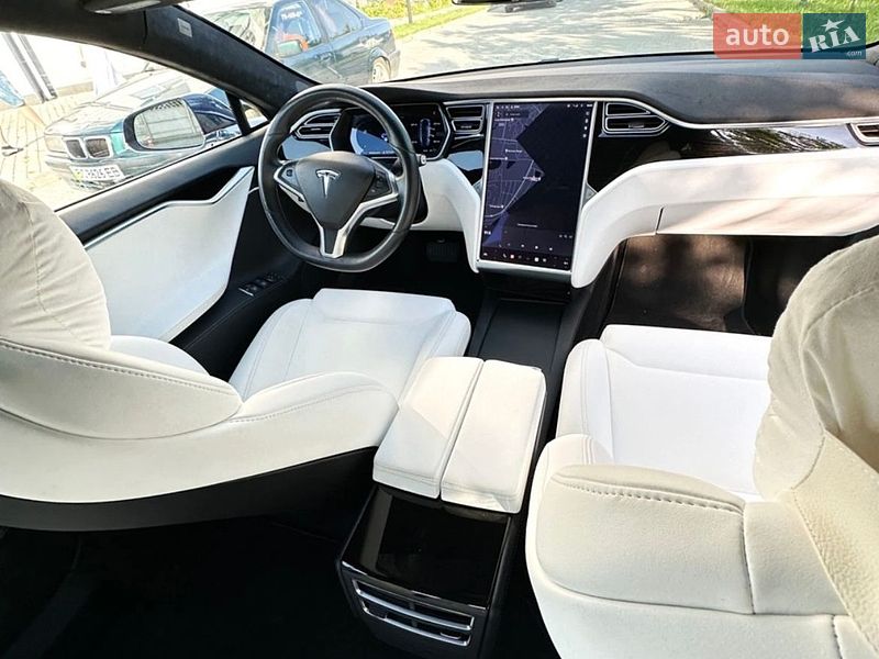 Лифтбек Tesla Model S 2017 в Ивано-Франковске