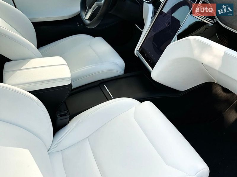 Лифтбек Tesla Model S 2017 в Ивано-Франковске
