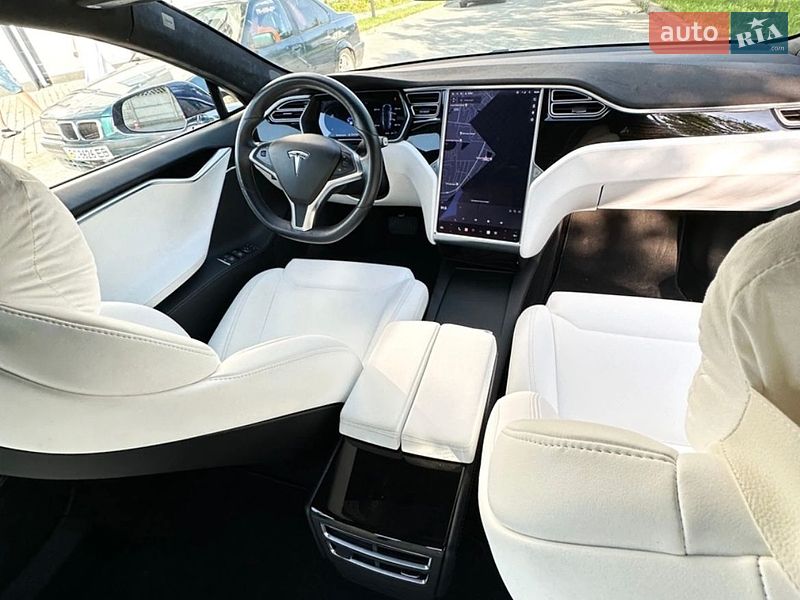 Лифтбек Tesla Model S 2017 в Ивано-Франковске