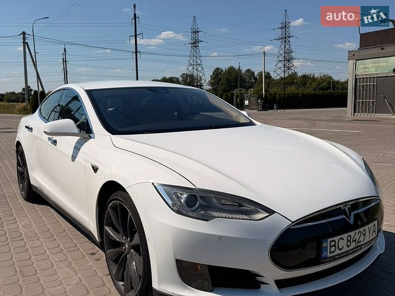 Ліфтбек Tesla Model S 2015 в Львові