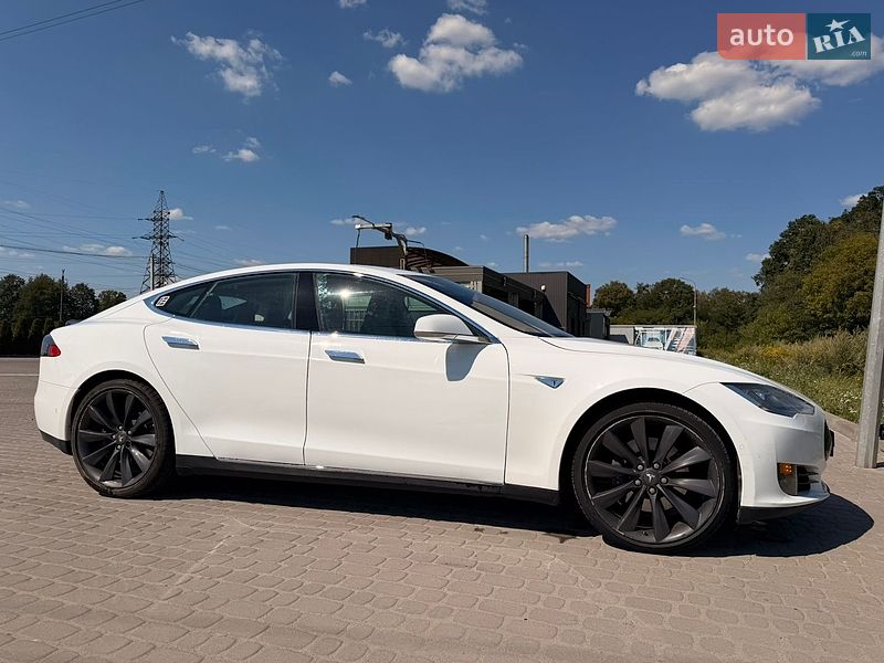 Ліфтбек Tesla Model S 2015 в Львові