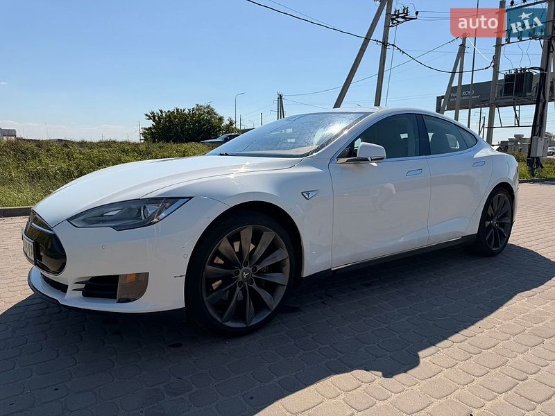 Ліфтбек Tesla Model S 2015 в Львові