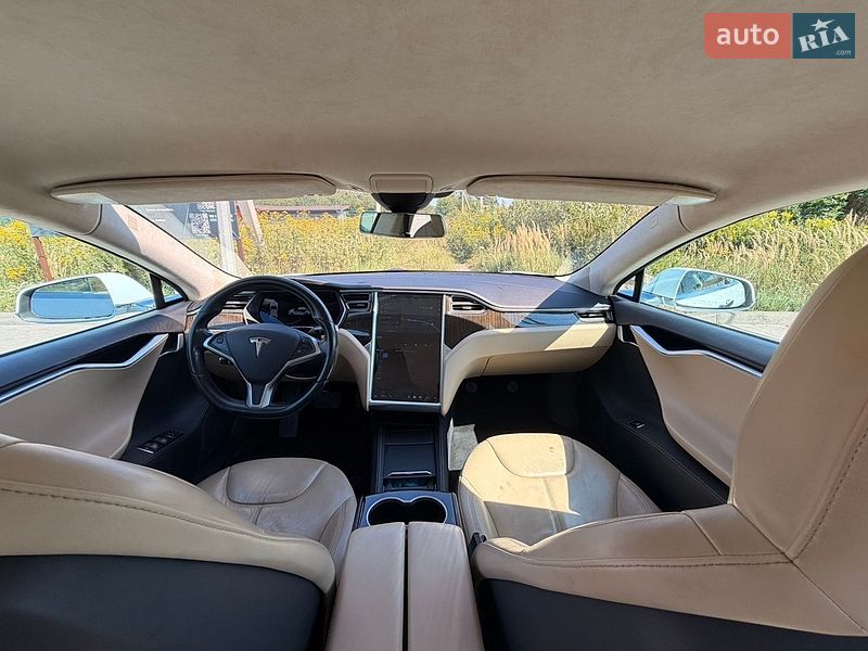 Ліфтбек Tesla Model S 2015 в Львові