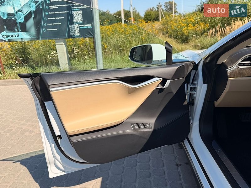Ліфтбек Tesla Model S 2015 в Львові