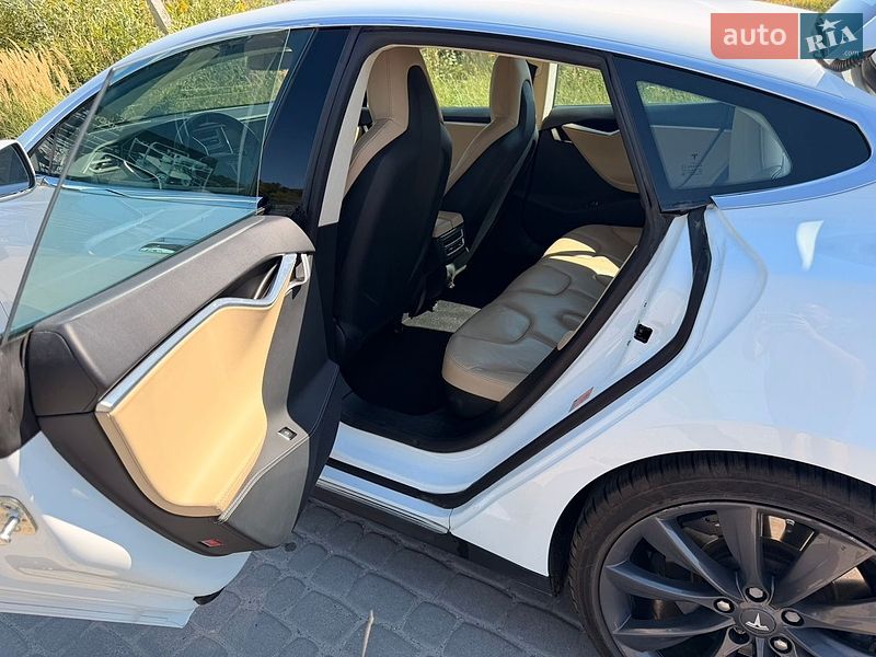Ліфтбек Tesla Model S 2015 в Львові